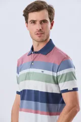 Remera polo de jersey de algodón con diseño de rayas horizontales en tonos azules, celestes, blancos, verdes y amarillos. Cuenta con cuello tipo polo, cierre frontal con botones personalizados y logo bordado en el pecho.