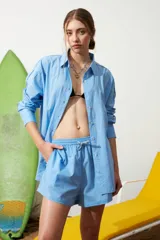 Camisa celeste de poplin con ribete decorativo en los bordes.