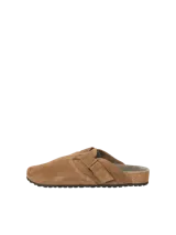 Zueco de gamuza color cognac, con puntera redonda, tira ajustable con hebilla, suela de corcho y base de goma.