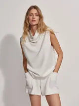 Musculosa color gris claro, de cuello alto y corte holgado.