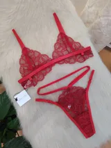 Conjunto de lencería compuesto por un bralette de encaje con breteles regulables y una tanga colaless regulable con diseño de doble tira a la cintura.
