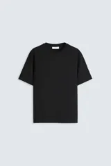 Camiseta de corte regular confeccionada en tejido de algodón compacto, con cuello redondo y manga corta.