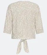 Blusa color crema con estampado animal print de jaguar en tonos dorados, escote en V, mangas 3/4 y nudo en la parte inferior.