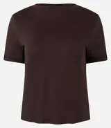 Blusa básica de cuello redondo y manga corta con detalle de dobladillo plegado. Confeccionada en tejido de viscosa con spandex, ofrece un ajuste cómodo y versátil.