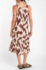 Vestido midi sin mangas de corte recto y escote redondo, con diseño estampado abstracto en tonos marrón y crudo.
