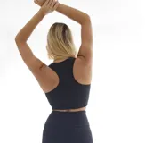 Top deportivo negro de bretel ancho y espalda deportiva.