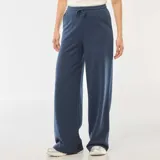 Pantalón de jogging azul de corte holgado y pernera ancha, con cintura elástica ajustable mediante cordón y bolsillos laterales.