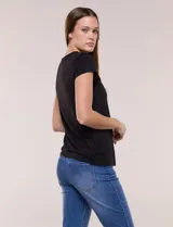 Remera básica blanca de manga corta, con calce al cuerpo, cuello redondo y frente forrado en doble tela.
