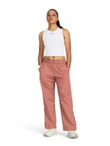 Pantalón deportivo Under Armour de tejido antidesgarro, con cintura elástica y cierre lateral en la parte inferior de la pierna. Cuenta con tecnología infrarroja UA RUSH y acabado repelente al agua UA Storm.