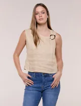 Blusa sin mangas de lino color beige, de calce recto y escote asimétrico con detalle de hebilla metálica decorativa y pliegue fruncido en el hombro.