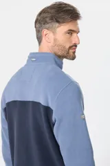 Campera de micro polar bondeado con diseño bicolor, combinando paneles en color terracota y azul marino. Presenta cuello alto, cierre frontal completo y bolsillos laterales con cierre.