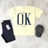 Remera color amarillo claro de corte oversize con estampa en el frente que dice "it's OK don't worry" con un dibujo de un suricato. Marca Duxon.