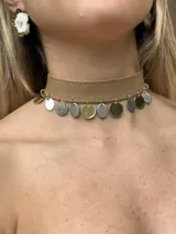 Choker de cuero sintético color camel con colgantes de medallitas redondas en tonos dorado y plateado.