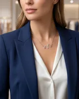 Collar de plata 925 con dije en forma de serpiente ondulada, adornado con circonias brillantes.