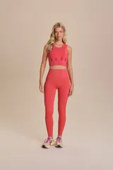 Calza larga de lycra color coral, de compresión media, sin costuras y con textura acanalada.