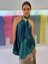 Musculosa de seda color verde azulado con estampado abstracto en azul marino. Diseño desestructurado con ajuste al cuello.