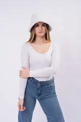 Remera azul de punto canalé, con escote cuadrado y mangas largas.