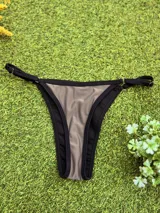 Bikini de dos piezas color moka (marrón claro/beige), con corpiño triangular y bombacha colaless regulable.