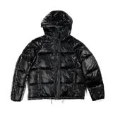 Campera puffer negra de poliéster con interior acolchado, capucha ajustable, cuello alto, cierre frontal con cremallera y botones a presión, dos bolsillos externos con cierre y sistema de ajuste regulable en la parte baja.