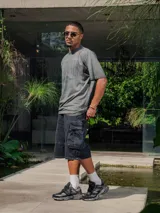 Remera de jersey con efecto teñido, color marrón, de corte holgado y cuello redondo. Presenta un estampado frontal con texto en tonos más oscuros.