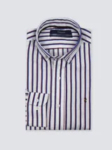 Camisa de hombre de corte clásico con diseño de rayas verticales, cuello con botones y logo bordado en el pecho. Confeccionada en algodón.