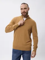 Sweater de tejido de punto color tostado, con cuello alto y cierre frontal parcial. Presenta mangas largas con puños acanalados y un diseño de corte clásico.