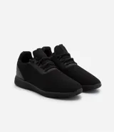 Championes negros de running, con capellada de tejido de punto, ajuste con cordones y suela texturizada.