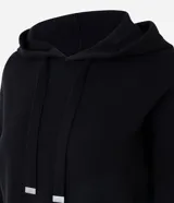 Buzo de punto con capucha y cordones ajustables con punteras metálicas. Presenta un diseño de corte regular, confeccionado en una mezcla de viscosa, poliéster y poliamida, ofreciendo una textura suave y cómoda.