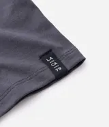 Remera básica de hombre con corte comfort, cuello redondo y manga corta. Confeccionada en tejido de media malla con textura acanalada.