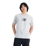 Remera de algodón gris jaspeado, de corte clásico y manga corta, con logo de New Balance estampado en el centro del pecho dentro de un recuadro.