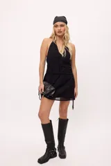 Vestido corto color borgoña, con escote halter, tiras finas y detalle de lazos en la cintura.