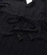 Vestido midi negro de jacquard con textura, escote en V, mangas cortas holgadas y cordón ajustable con lazo en la cintura.