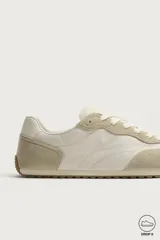 Zapatilla deportiva barefoot de hombre, confeccionada en combinación de piezas de piel con acabado serraje en color marrón, con cordones y suela fina de goma en contraste.