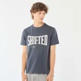 Camiseta azul de manga corta con estampado frontal de la palabra "SHIFTED" en blanco y texto en verde.