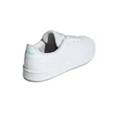 Championes Adidas Advantage Base de color blanco con detalles en verde menta en la lengüeta y las clásicas tres tiras perforadas en los laterales.
