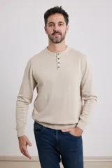 Sweater verde con cuello redondo y tres botones.