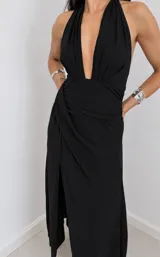 Vestido largo negro de fiesta, con escote halter profundo y choker incorporado, fruncidos en el cuerpo y tajo lateral en la falda.