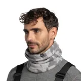 Cuello térmico Buff de tejido polar, con estampado abstracto en tonos grises y blancos. Diseño tubular versátil para protección contra el frío.