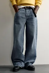 Jeans baggy fit de tiro medio, confeccionados en denim de algodón con efecto lavado. Presentan un diseño de cinco bolsillos, corte holgado y amplio en toda la pierna, con cierre frontal de botones.