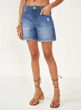 Bermuda de jean azul con lavado medio, tiro alto, corte recto y ruedo desflecado.