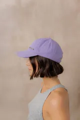 Gorra estilo baseball de algodón con efecto lavado en tono tostado y detalle de logo Peach metálico en el frente. Cuenta con visera curva y diseño regulable.