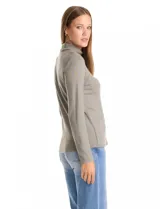 Polera de cuello mock en tejido de hilado fino, con manga larga y detalle de pespunte vertical en el centro del frente.