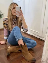 Bota corta estilo western de cuero color marrón, con taco cuadrado de 5 cm y diseño clásico. Presenta un acabado desgastado en la puntera y el talón.