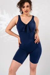 Malla entera azul marino con short y nudo regulable en el escote.