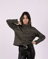 Polera de tejido de algodón con lurex plateado, de cuello alto y corte holgado.