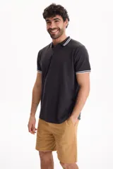 Bermuda de gabardina con spandex, cintura elastizada y cordón ajustable, de corte recto y color azul marino.