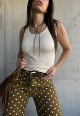 Musculosa de algodón color natural con diseño de canalé y cuello redondo.