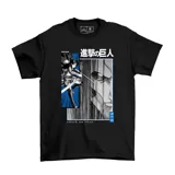 Remera negra de algodón con estampa frontal inspirada en el anime Attack on Titan, presentando a Levi Ackerman y al Titán de Ataque en un diseño estilo manga con detalles en azul.