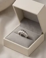 Anillo de plata 925 con diseño bombe, caracterizado por su forma redondeada y voluminosa.