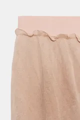 Falda midi de punto color rosado con efecto arrugado, cintura elástica y detalle de volados en la parte superior.